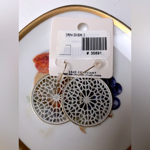 New LUXE White Filagree Earrings - Picture 4 of 4